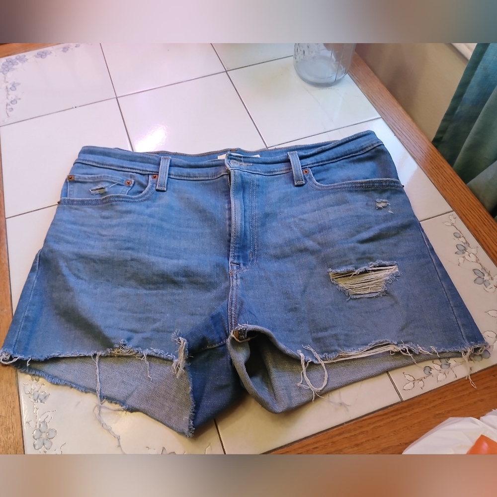 Women's Levis Distressed Denim Shorts. Sz. 33 - Picture 6 of 7